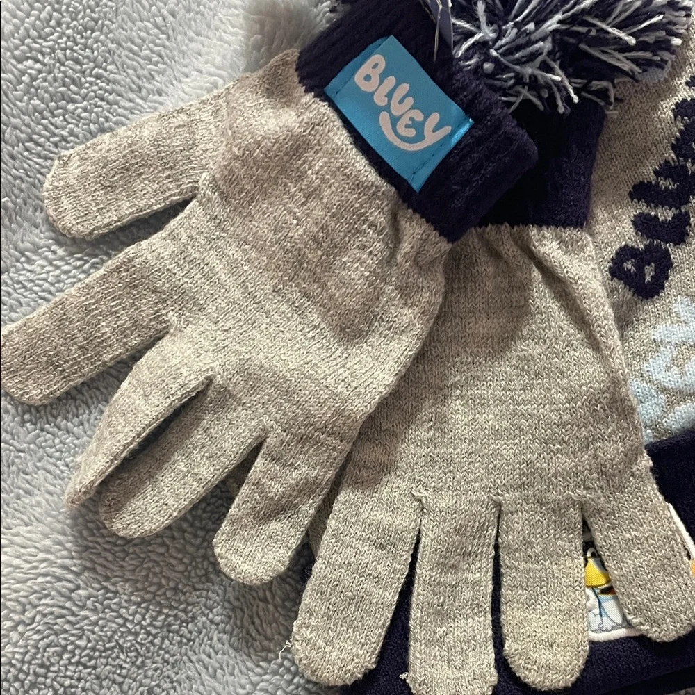 NWT Bluey Kids Knit Beanie and Gloves Set